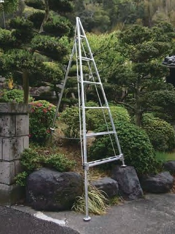 松葉型首振り三脚　傾斜地用　個人宅の庭で正しい設置例